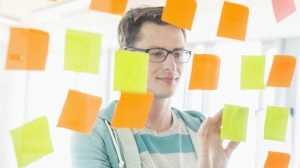 homem organizando postits
