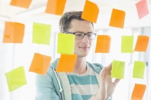 homem organizando postits